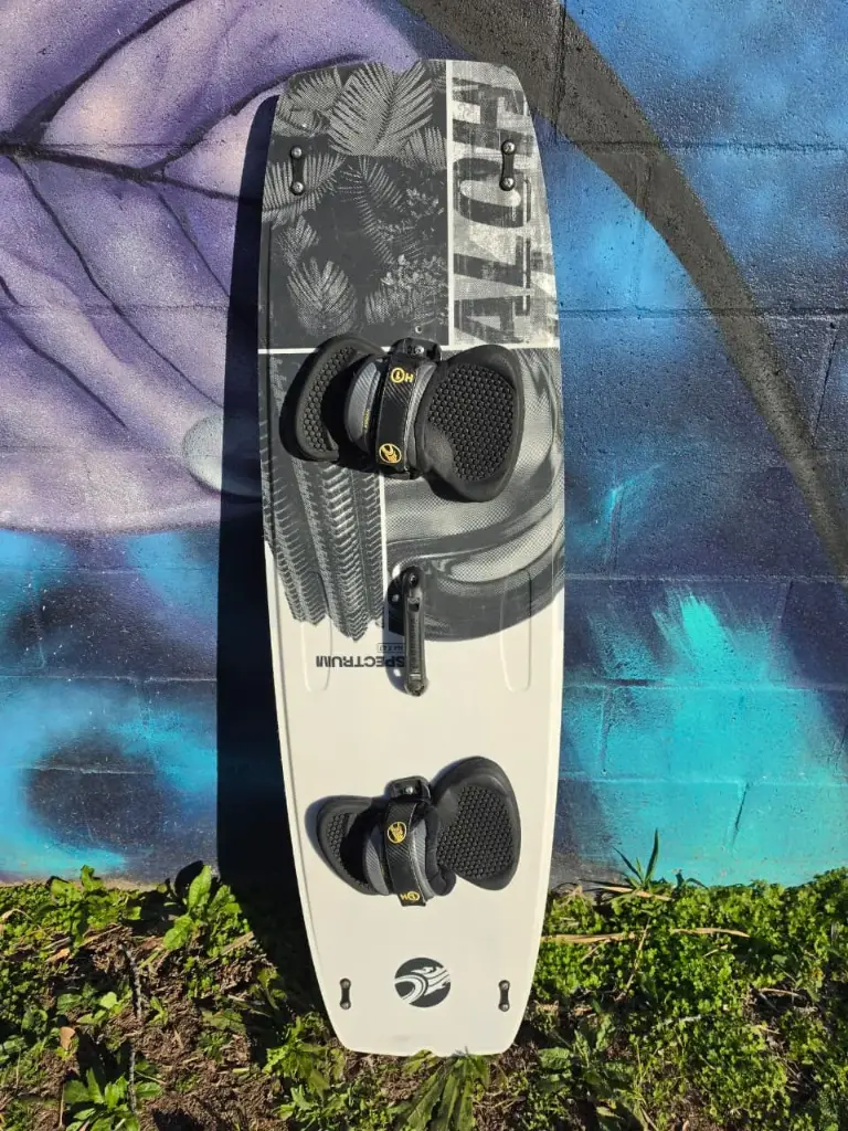 CABRINHA SPECTRUM 2023 144 CM + STRAPS H1 USADO